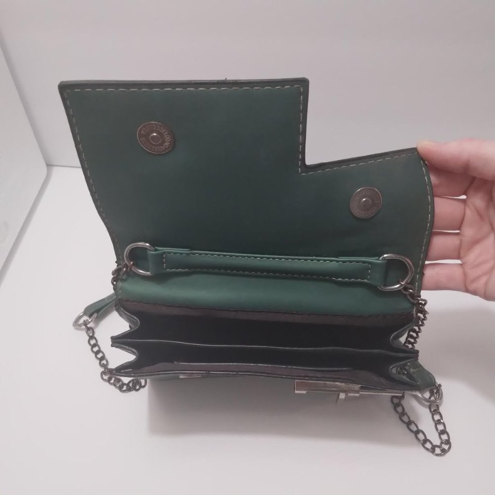 Green Crossbody Bag with Chain Strap and Silver Slide Bolt Latch Lock Unique - Picture 4 of 7